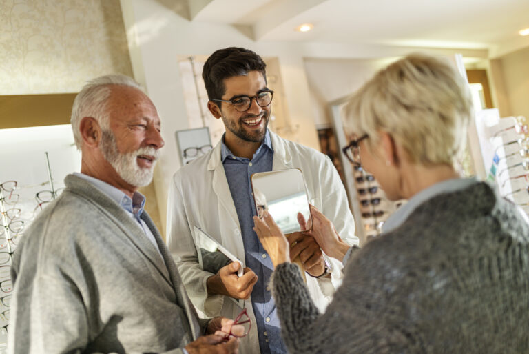 OjO Ophthalmology jobs Online 39 Optometrist with Patients